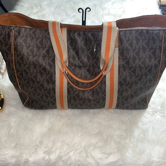 Michael Kors Handbags - Michael Kors tote with M K